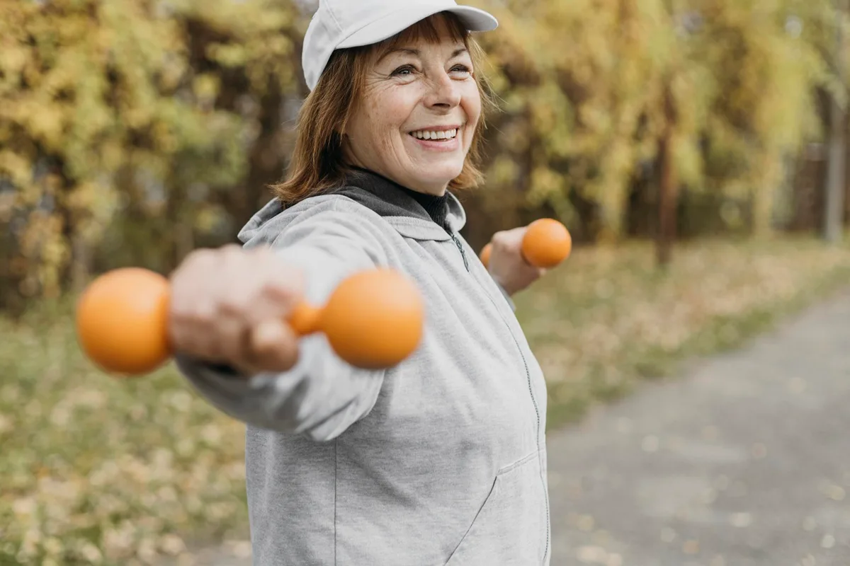 Exercícios para fortalecer os braços e preservar a força após os 50 anos