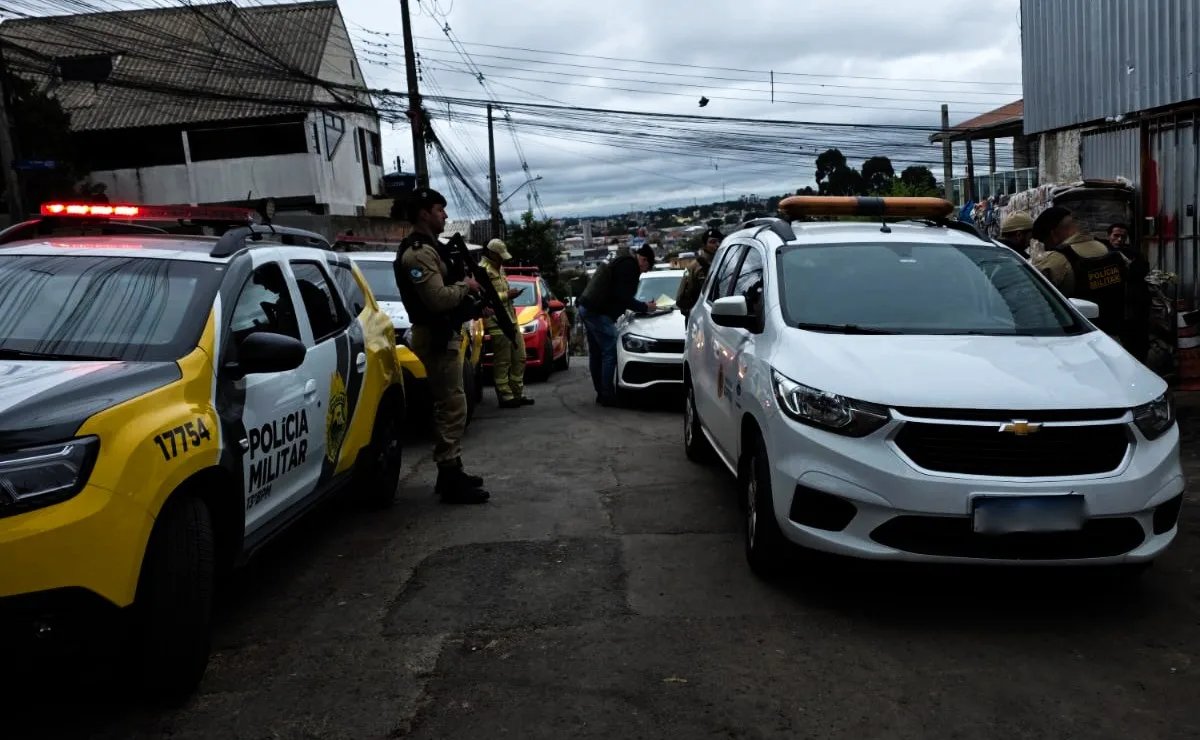 Becos revirados! Depois de esconderijo de drogas ser descoberto pela PM, mais traficantes são presos no Parolin