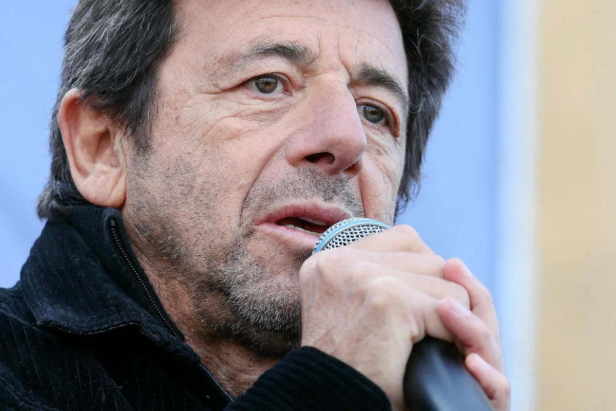 « Il n’est pas le bienvenu » : de Chartres à Montpellier, des maires demandent à Patrick Bruel d’annuler ses concerts dans leur ville