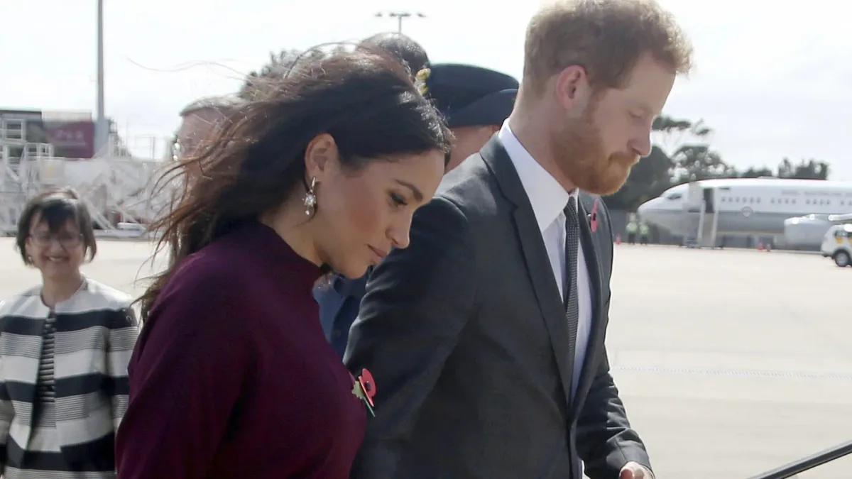 El lujoso avión privado en el que el príncipe Harry y Meghan Markle regresaron a Reino Unido: unos 200.000 euros por vuelo, camas...