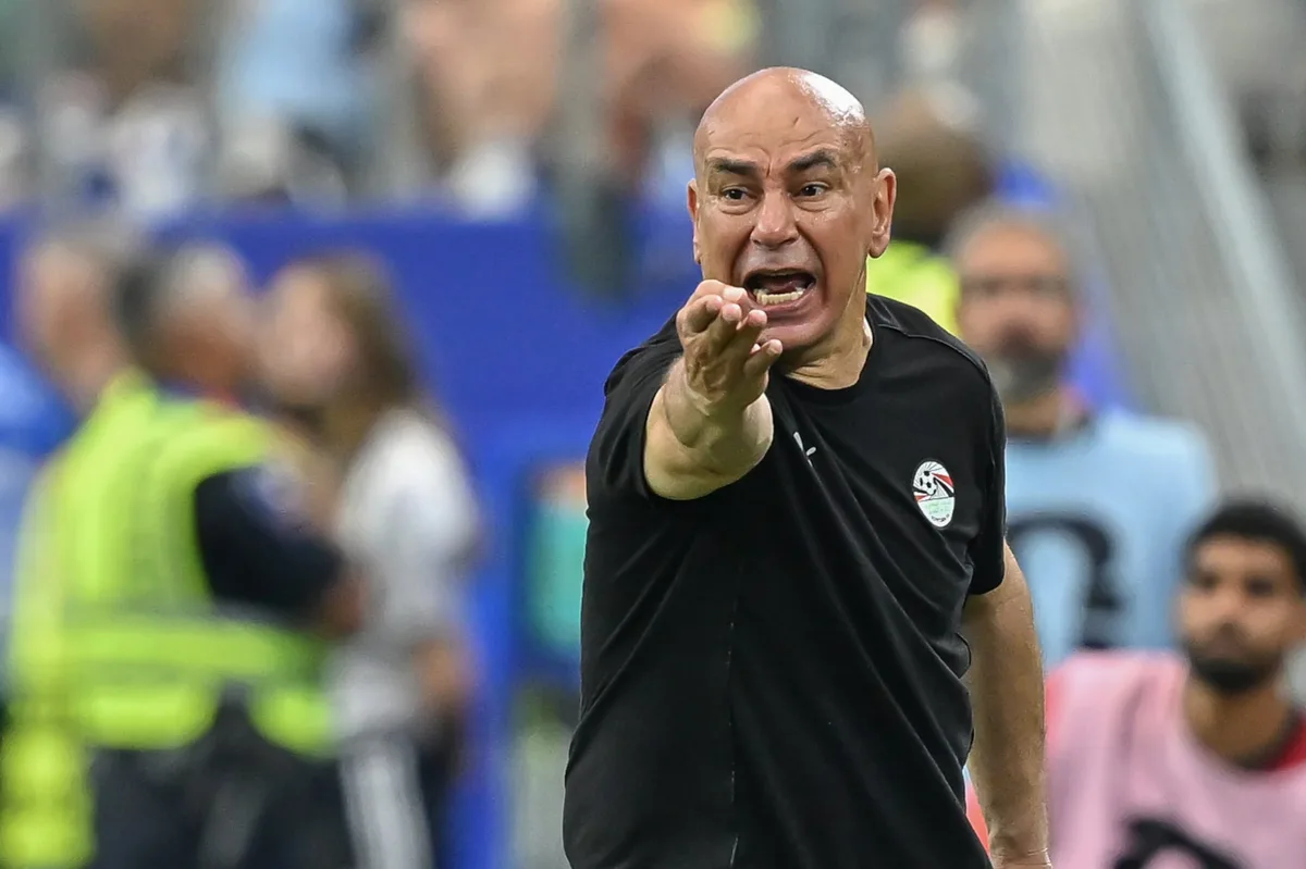 El entrenador de la selección de Egipto se desmayó en medio de una pelea entre sus dos esposas