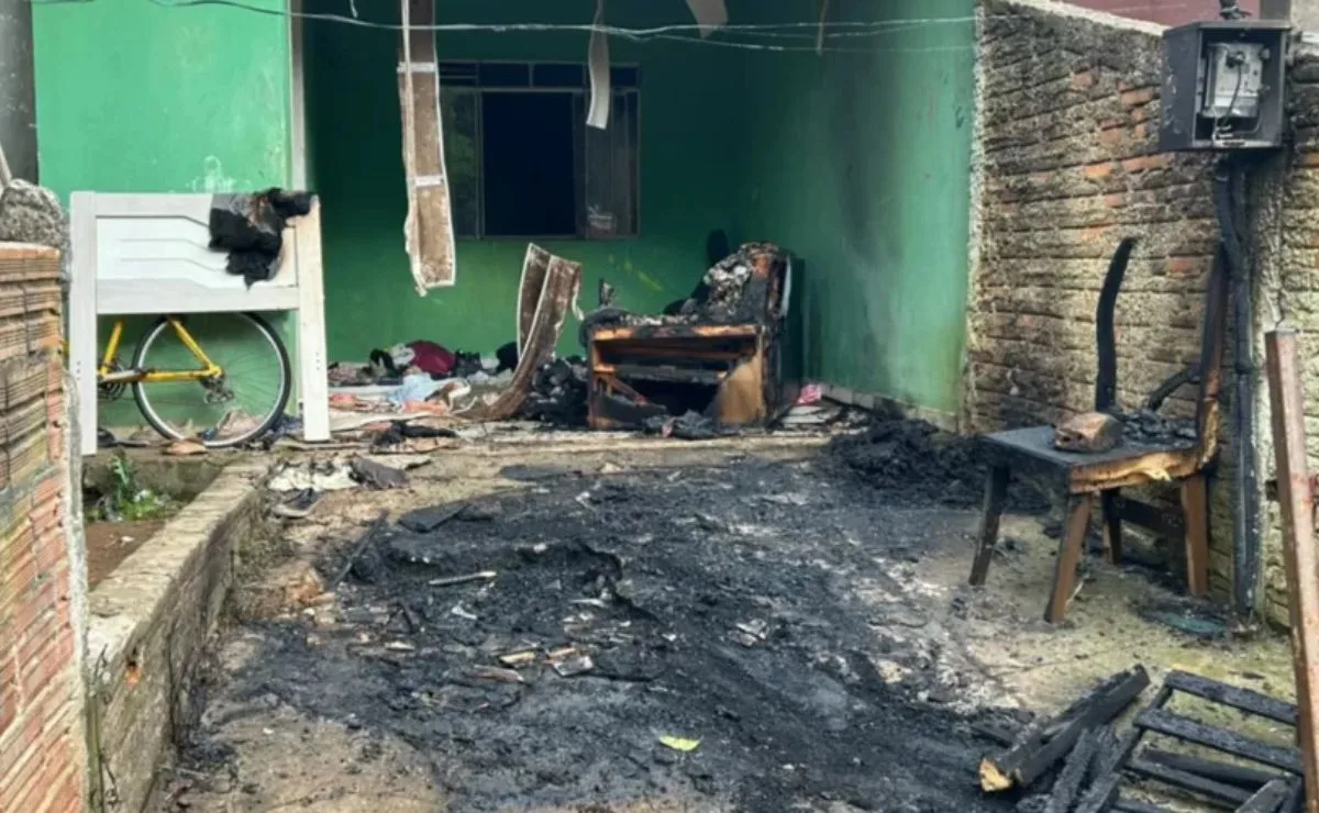 Homem espera mulher sair, tranca filhos dentro de casa e coloca fogo no quintal do imóvel