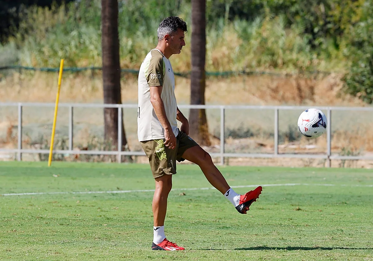 Iván Ania, antes de medirse a domicilio al Albacete: «Sí hay una línea que considero fuerte en el Córdoba CF es la defensiva»