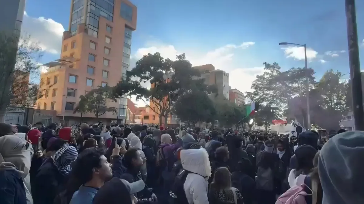 Manifestación cerca de la Universidad Pedagógica en Bogotá obligó a Transmilenio a desviar rutas: cuáles son y cómo está el panorama