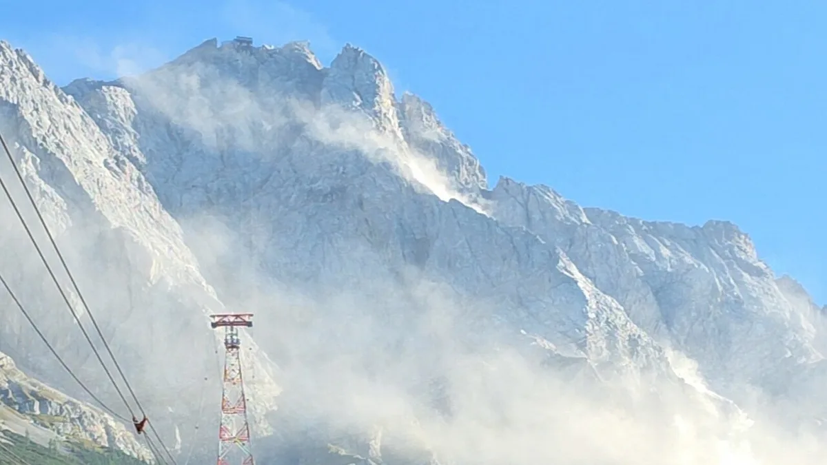 Bilder der Woche: Große Staubwolke hüllt die Zugspitze ein