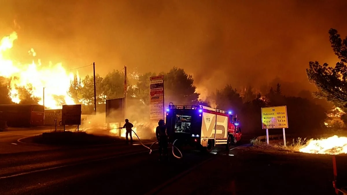Croácia: incêndio obriga à retirada de 1 000 pessoas na costa