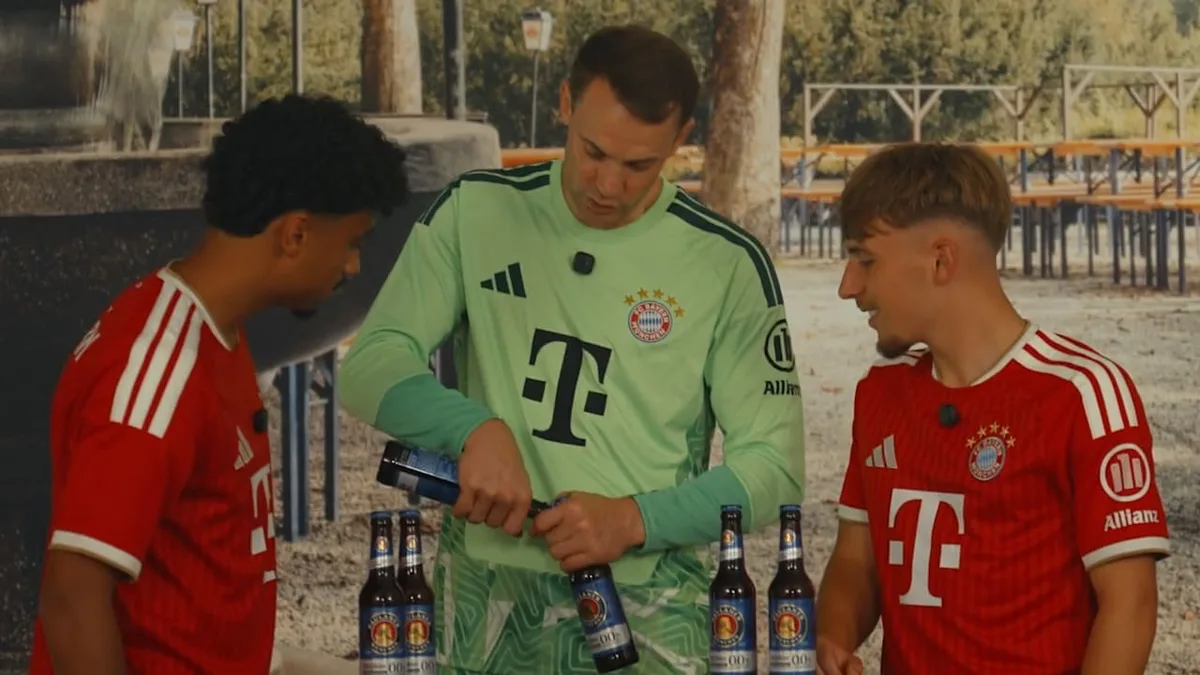 Brown & Karl überfordert - Neuer zeigt Bayern-Bubis, wie man Bierflasche öffnet