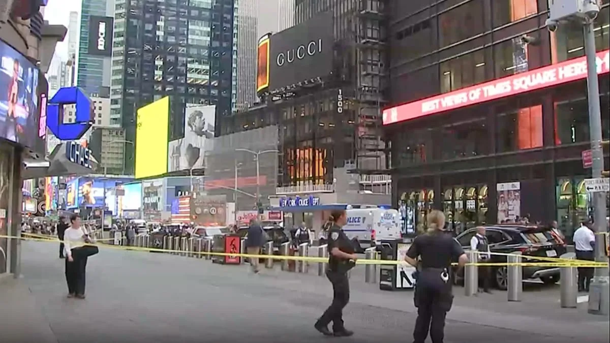 Mulher esfaqueia duas pessoas em Times Square e é abatida pela polícia