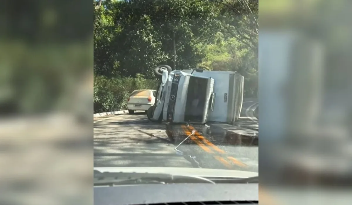Ciclista morre após caminhão tombar na BR-484, em Afonso Cláudio