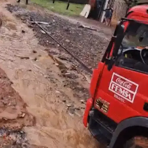 Chuva abre vala e deixa caminhão carregado com bebidas atolado no Parque do Sol