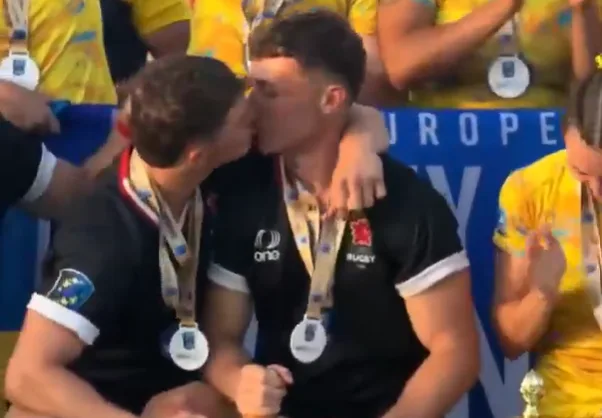 Jogadores da Seleção da Suíça trocam beijo gay durante comemoração de título