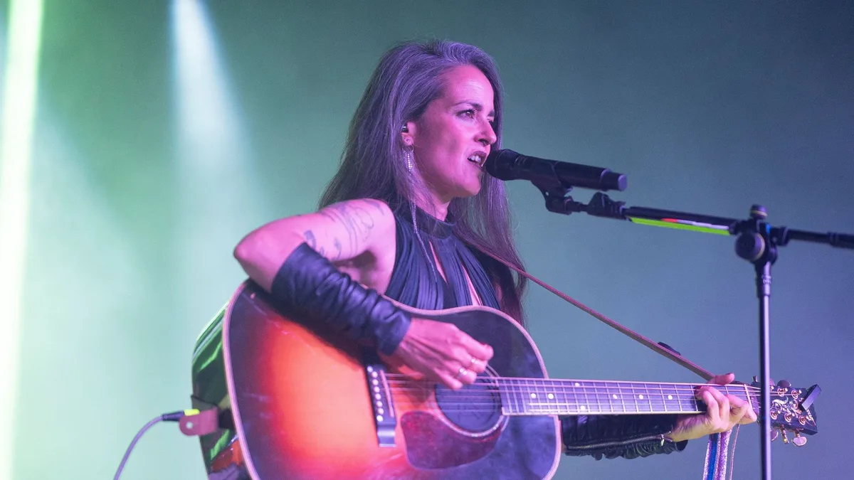 Vega rompe a llorar en pleno concierto al cantar sobre el duelo por las mascotas: el emocionante momento que ha conmovido a Rosa López