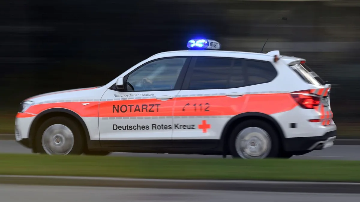 Alleinbeteiligter Unfall: Fahrer überschlägt sich mehrfach und wird schwer verletzt