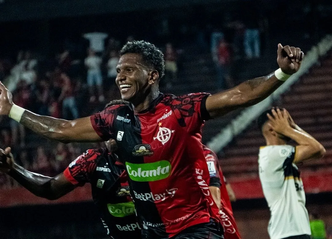 Este fue el fuerte choque de dos jugadores en el partido Inter de Bogotá vs. Cúcuta Deportivo por la Liga BetPlay: uno salió del estadio en ambulancia