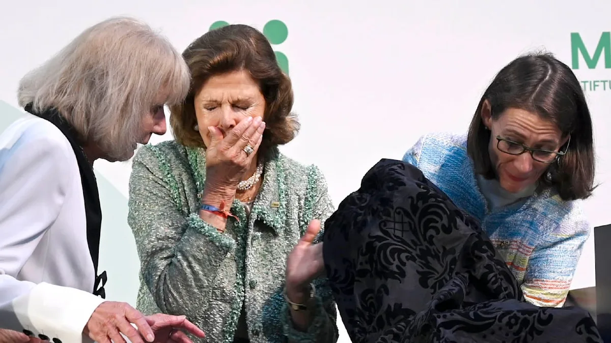 Schmerzmoment für Monika Brandt - Königin Silvia lässt Statue auf Zeh von Zwieback-Erbin fallen