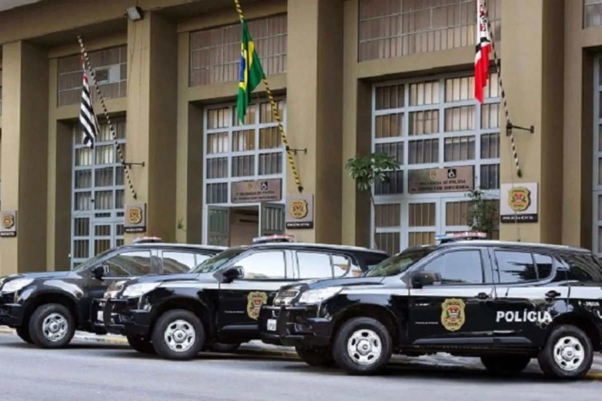 Homem confessa homicídio, deixa corpo de vítima dentro de geladeira e foge