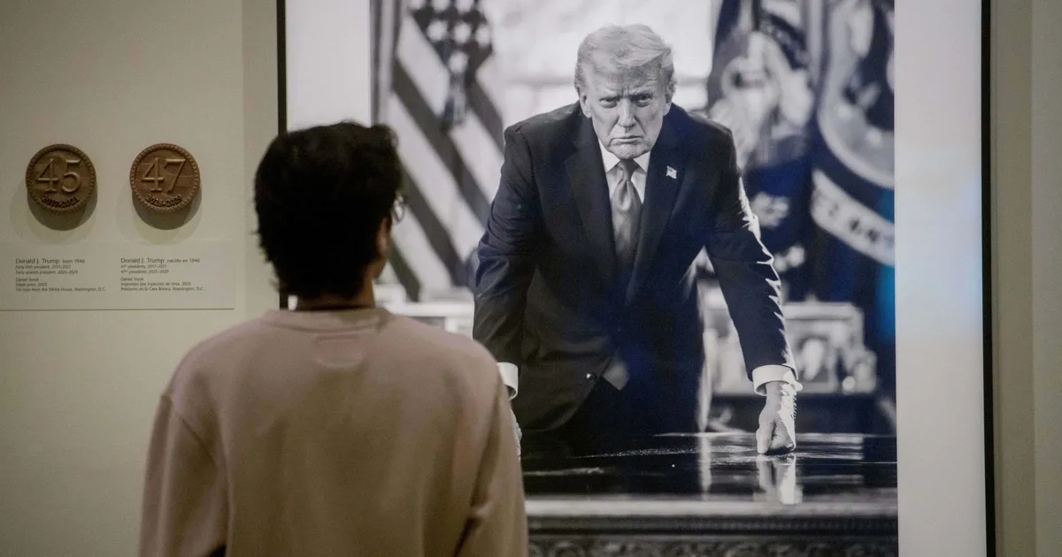 Donald Trump ordena instalar carteles frente al Smithsonian para advertir sobre “información inexacta” en sus exhibiciones