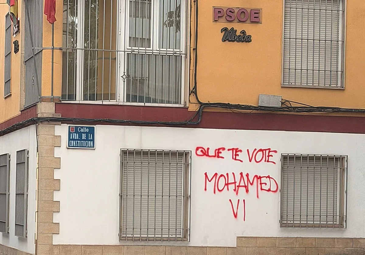 Aparecen pintadas sobre el conflicto de Ceuta en la sede socialista de Úbeda: «Que te vote Mohamed VI»