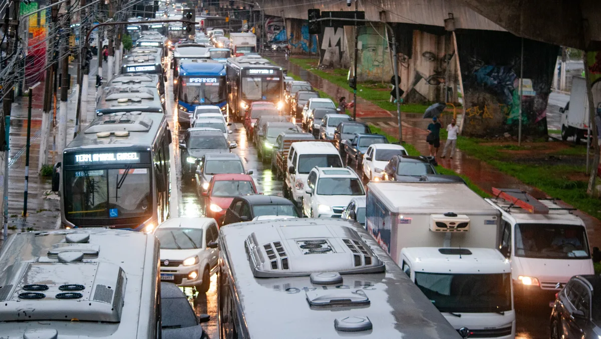Chuva reduz velocidade média do trânsito de SP em até 15%; impacto é o maior entre metrópoles da América Latina