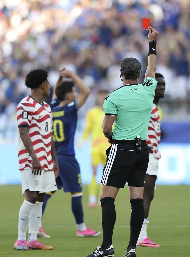 '트럼프 전화→초유의 징계 유예' FIFA, '발로건 스캔들' 재발 막는다...'출전 정지 유예' 규정 금지 추진[오피셜]