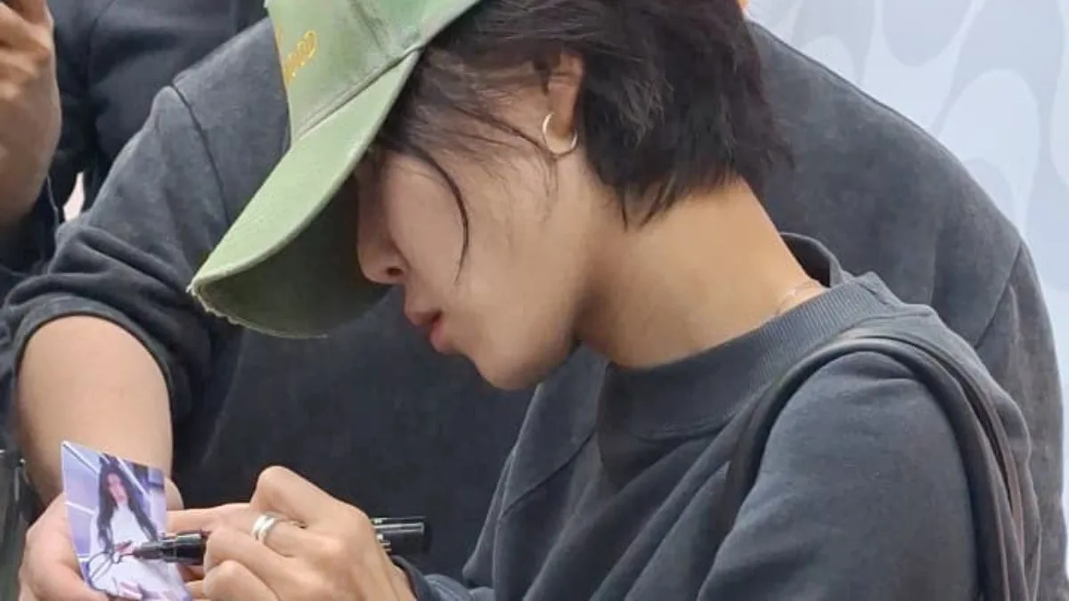 Hwasa, do Mamamoo, chega ao Brasil para o Rock in Rio e autografa até pedido de exame de urina; artista ganhou biscoito Globo e paçoca