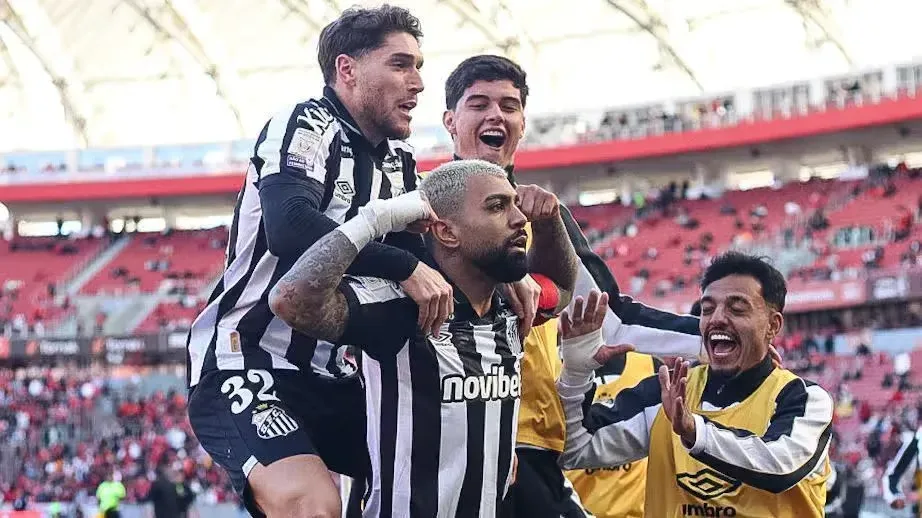 Santos aproveita apagão do Inter, leva susto, mas vence no Brasileirão