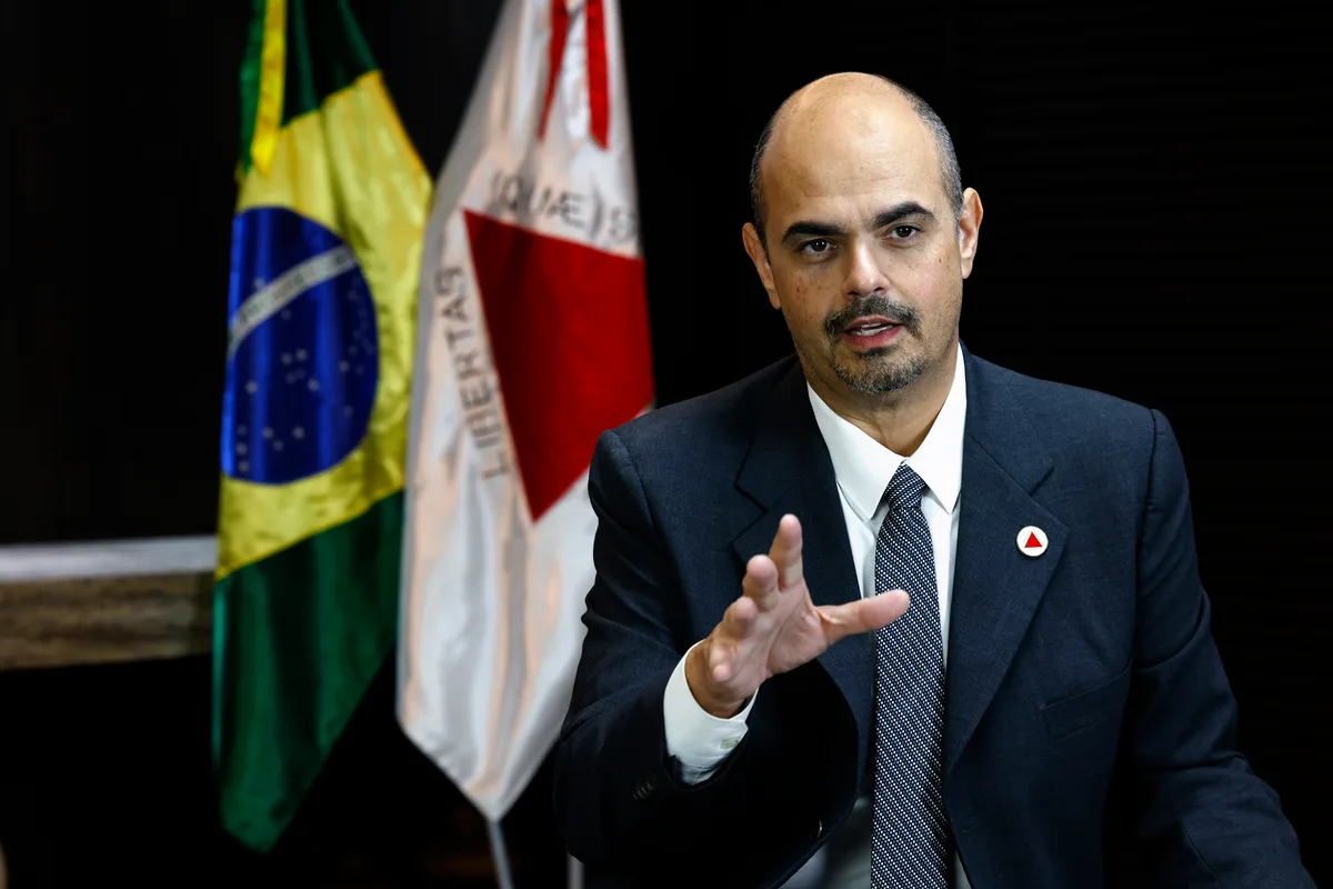 Datafolha em MG: 41% aprovam trabalho de Simões como governador, e 32% desaprovam