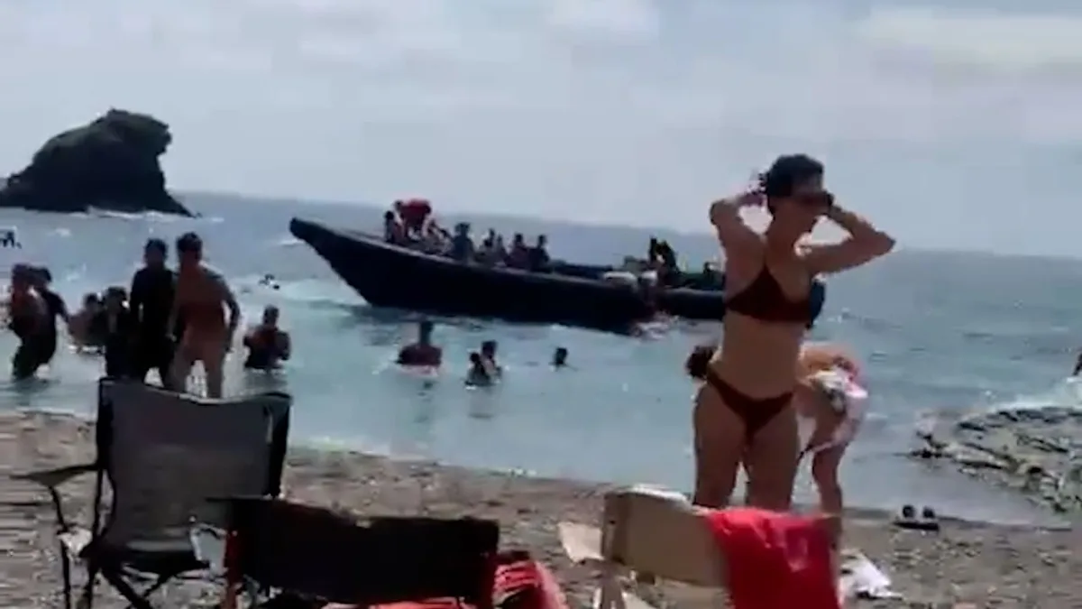 Aufregung am Urlaubsstrand von La Manga - Hier fliehen Touristen vor Migranten-Boot