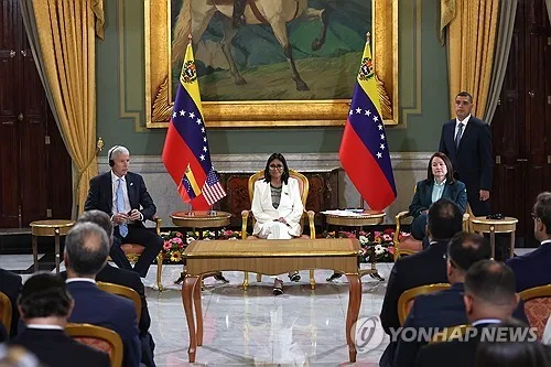 美-베네수 석유협정 이어 기업도 가세…셰브런·ENI 등 협정서명