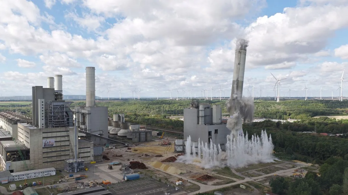 Spektakuläre Sprengung: RWE sprengt 200-Meter-Schornstein von Ex-Kohlekraftwerk