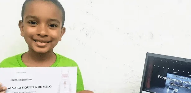 Menino prodígio que criou jogo aos 7 anos mora em abrigo com a mãe no RJ