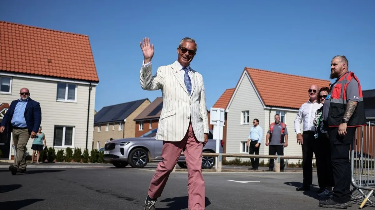 Le chef de parti anti-immigration britannique Nigel Farage réélu député face au candidat satirique Tête-de-Poubelle
