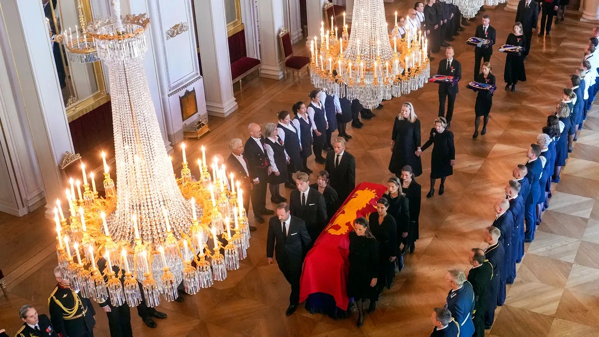 La corona más prestigiosa de Noruega y la espada real: los símbolos que acompañan a Harald V en su último adiós