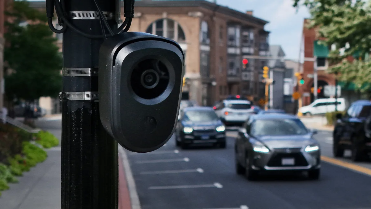 Qué son y cómo funcionan las cámaras Flock: el sistema que rastrea autos y genera preocupaciones de privacidad en Estados Unidos