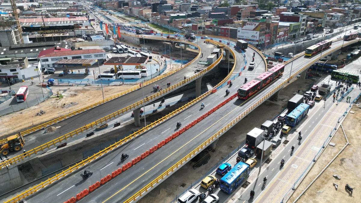 El IDU respondió a polémica por problemas en la movilidad en Bogotá por nuevo megapuente: los semáforos temporales no estarían funcionando bien