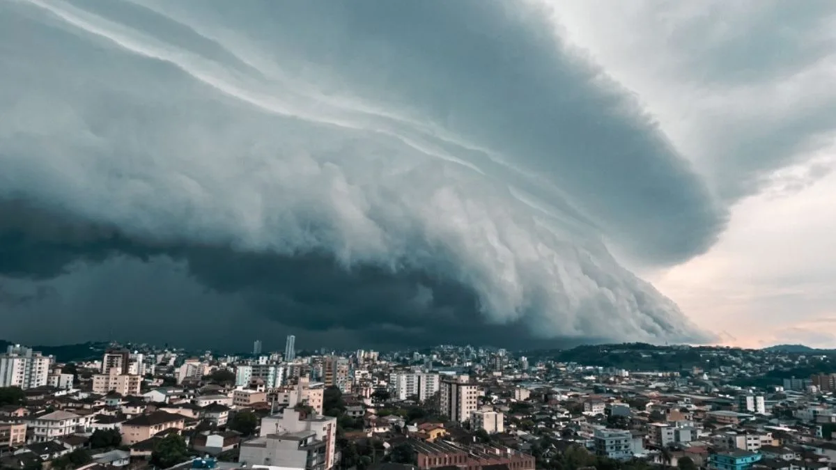 Ciclone extratropical e intenso rio atmosférico trazem tempestades severas ao Sul nas próximas 24h; há riscos de tornados e granizo