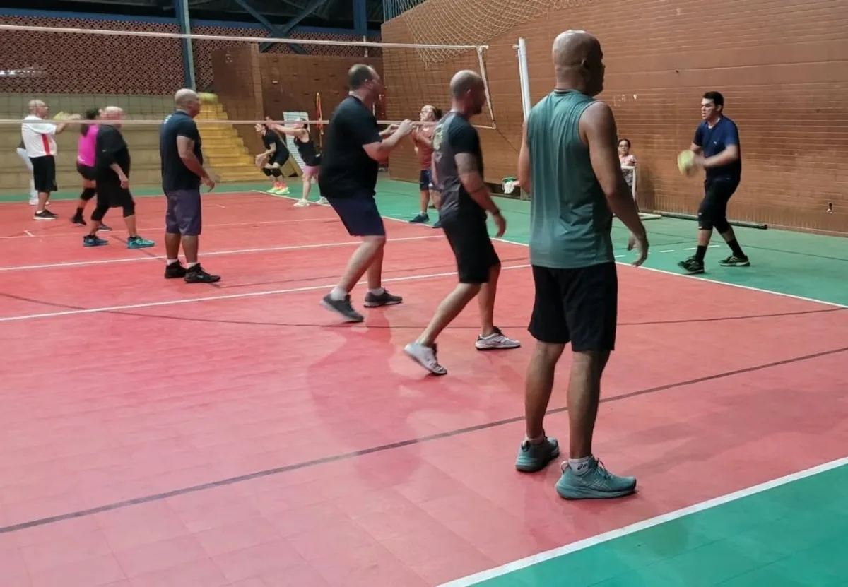 Projeto 'Vó Vôlei' abre nova turma para pessoas a partir de 45 anos em Palmas; veja como participar