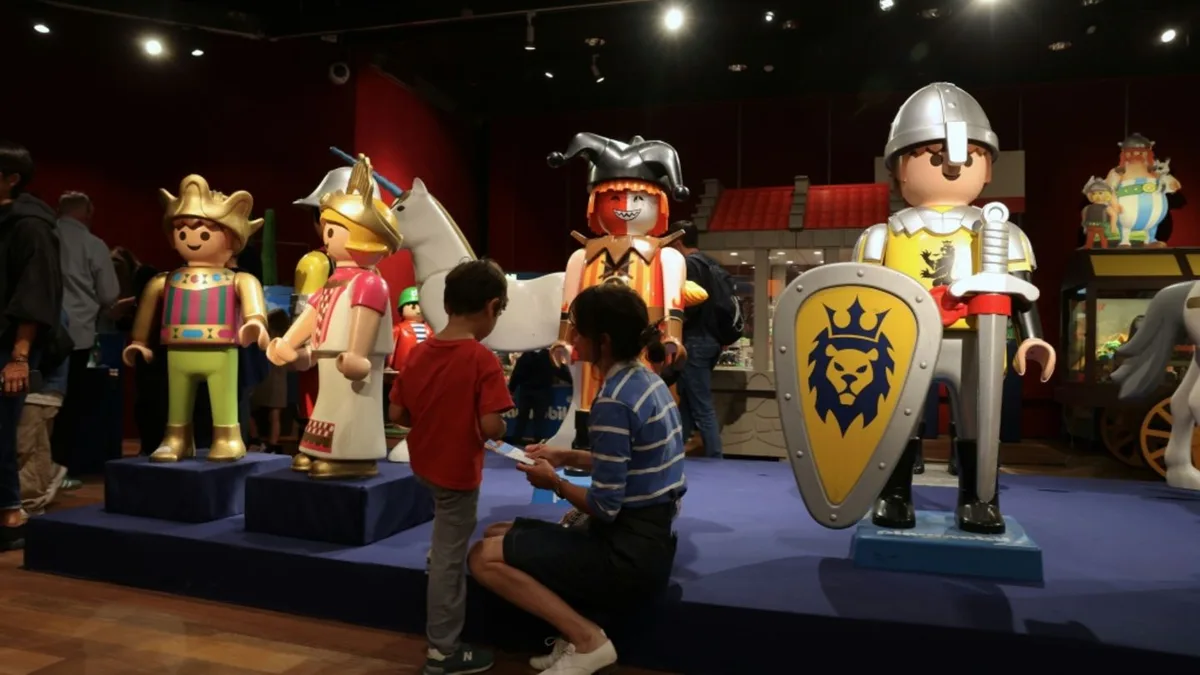 Lebensgroße Playmobil-Figuren werden in Paris versteigert