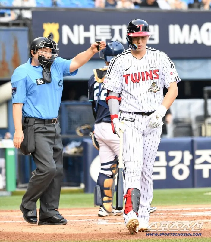 '출루 머신' 충격의 타율 8푼8리...최악의 예비 FA 시즌, 홍창기는 최원준이 될 수 있을까