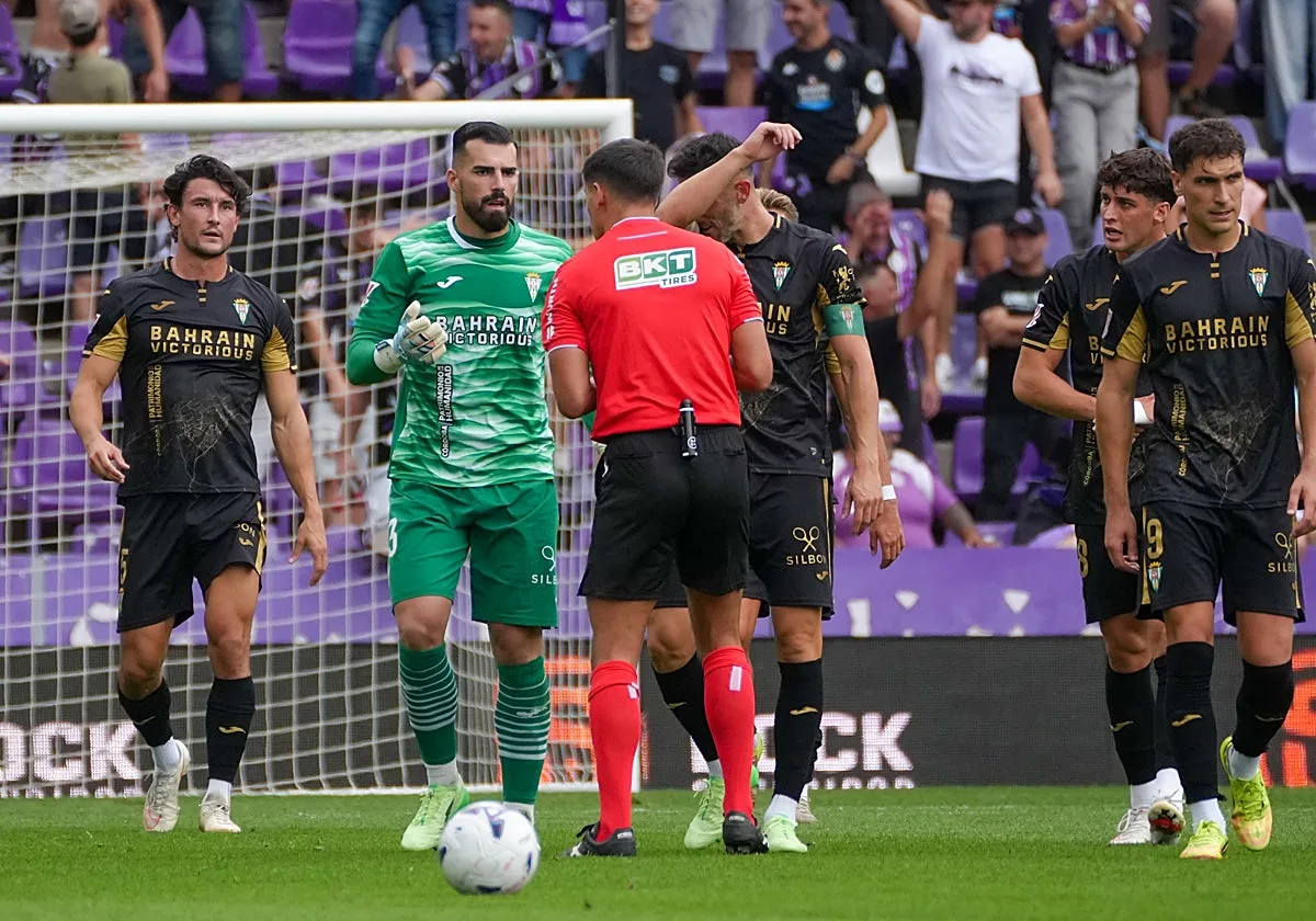 El Córdoba CF, líder de Segunda en tarjetas amarillas y en problemas para frenar a sus rivales