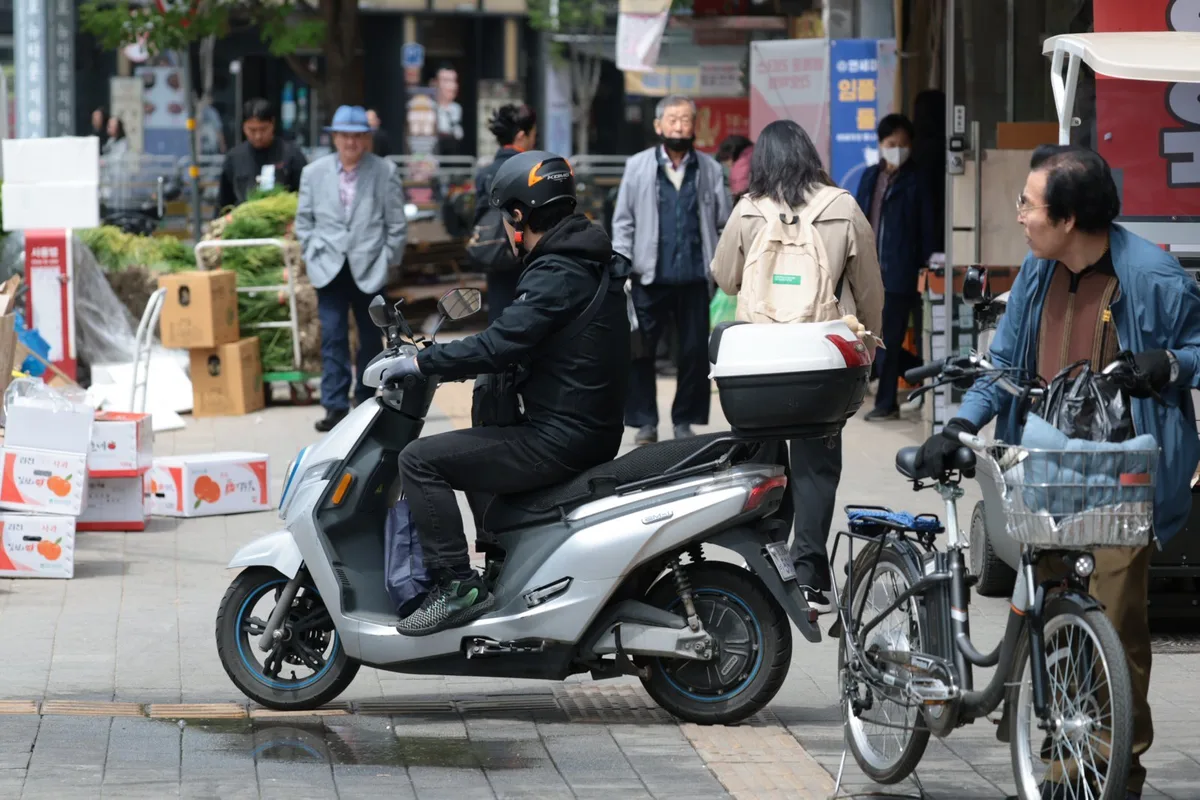 ‘이륜차 불법주차 과태료’ 재고하나…靑 “배달업무 특성 살펴야”