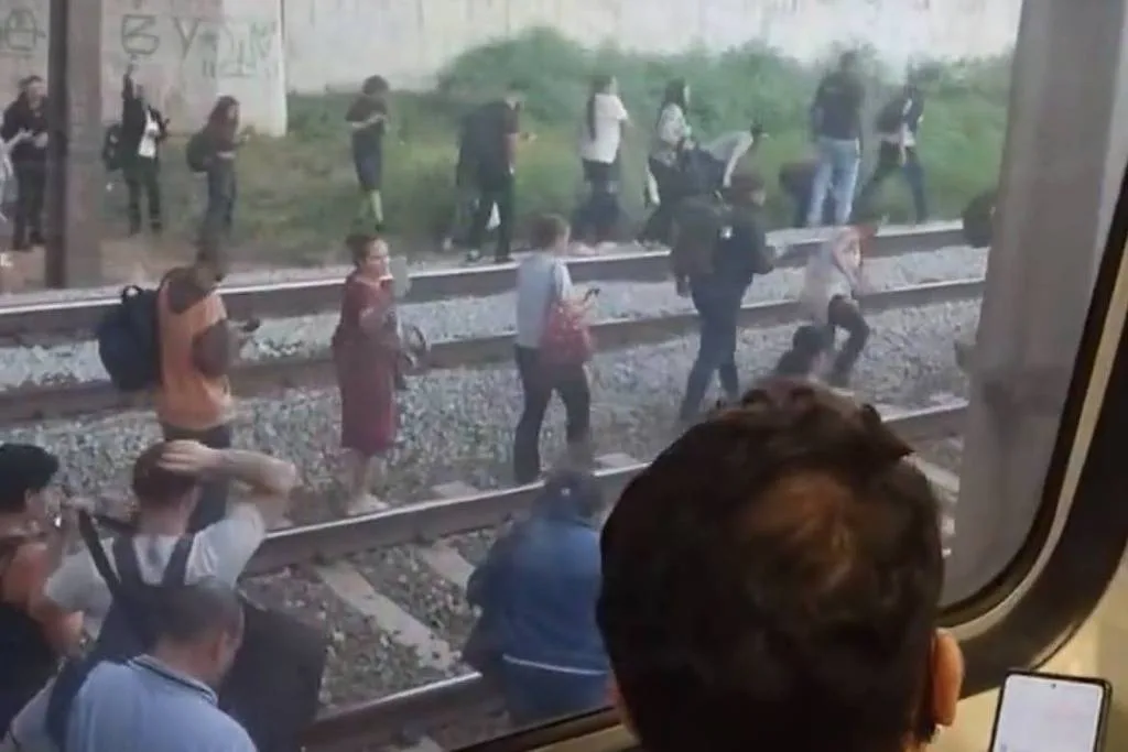 Trem descarrilha na linha 8-diamante em trecho de Osasco (SP)