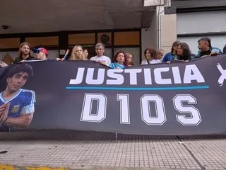Mort de Diego Maradona : jusqu’à 16 ans de prison requis contre son équipe soignante