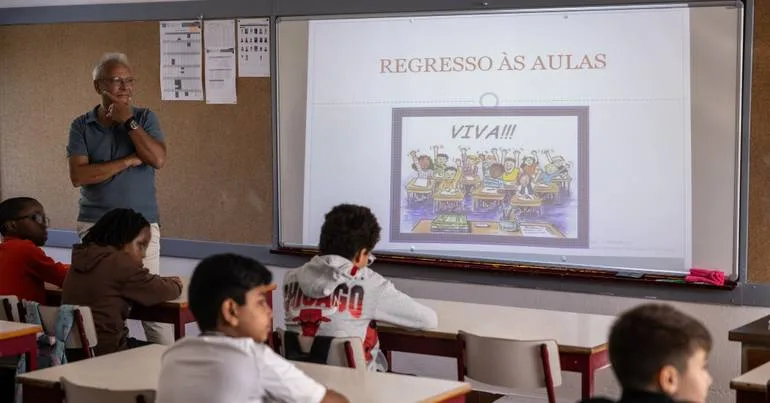 FNE quer subsídio até 900 euros para professores deslocados