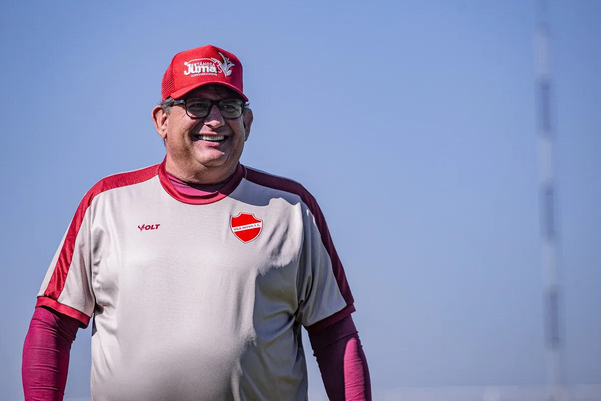 Guto Ferreira encara clássico como momento de retomada do Vila Nova: "momento de colocar o bico do avião para cima"
