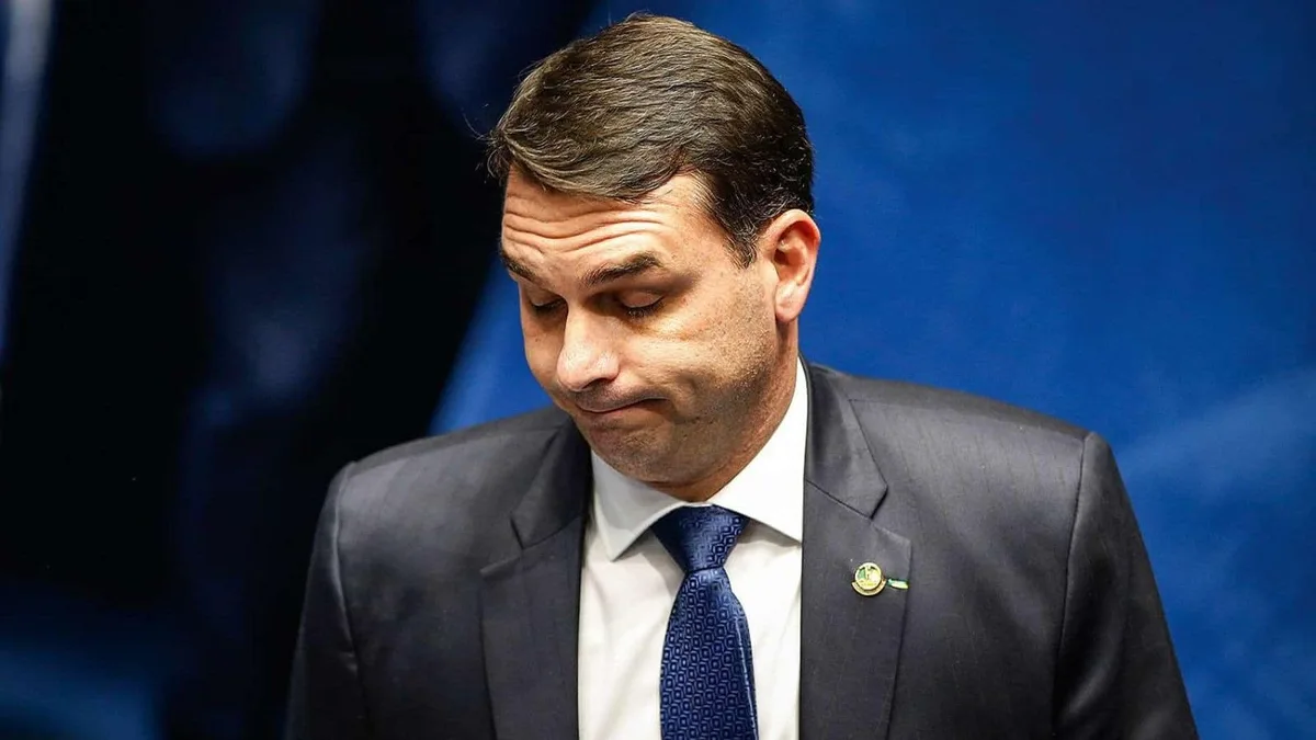 Fundação do Visegrád24 recebeu R$ 875 mil de fundo de doadores ocultos antes de entrevistar Flávio Bolsonaro
