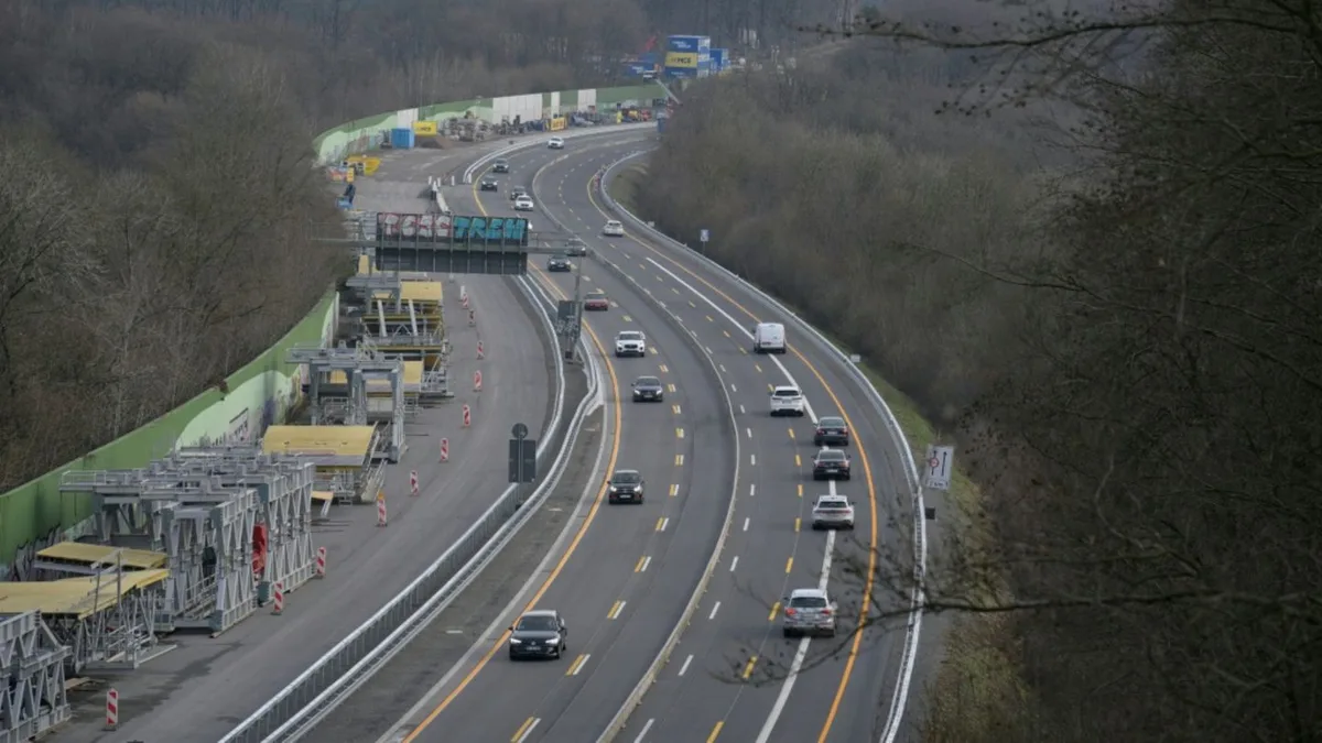 Gericht: AfD-Fahnenschwenken auf Brücke über Autobahn zu Recht verboten