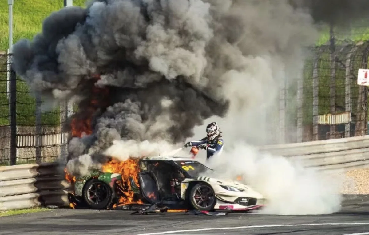 Herói na pista: piloto abandona a corrida para arrancar rival de um Ferrari em chamas