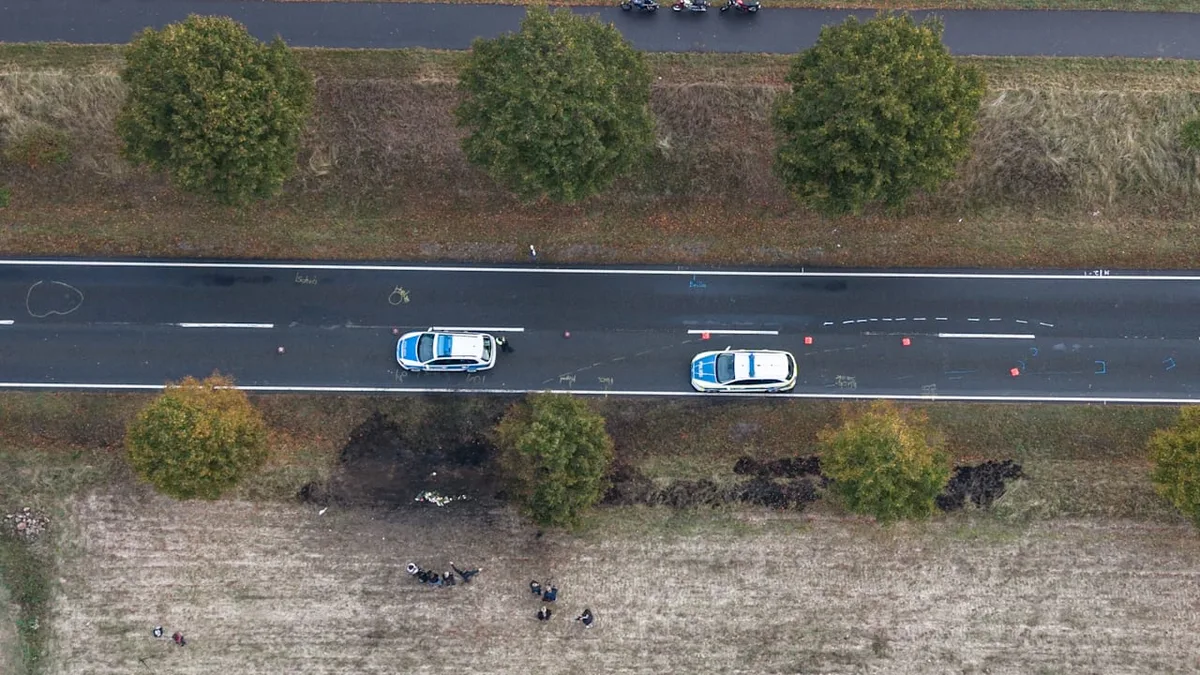 Autofahrer rast 4 Teenager auf Mopeds tot - Die Spuren des Schreckens