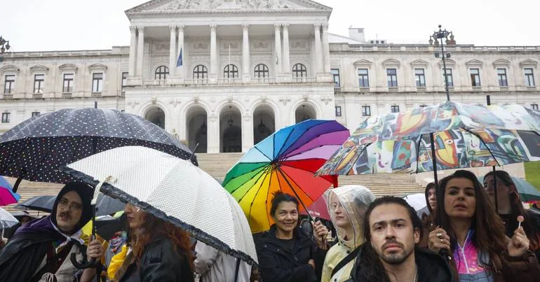 Ativistas LGBT+ pedem audiência a Seguro